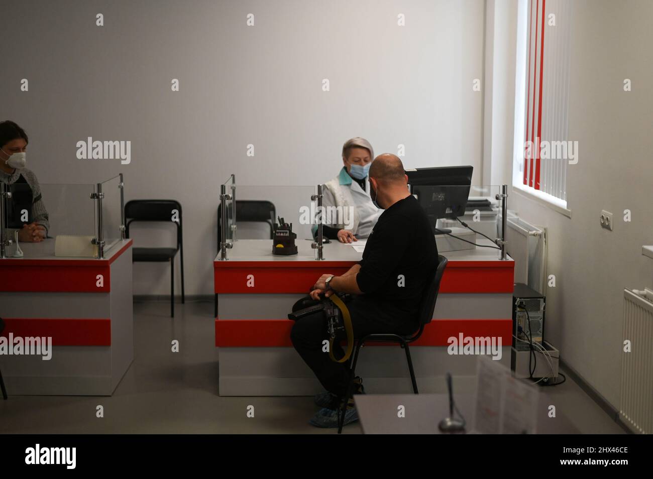 Kiew, Ukraine. 09. März 2022. Soldaten der territorialen Verteidigungskräfte und Feuerwehrleute in Kiew spenden Blut in einem Krankenhaus, da die Zahl der Opfer im Krieg zwischen Russland und der Ukraine weiter steigt. Kiew, Ukraine, 9. März 2022. (Foto von Justin Yau/Sipa USA) Quelle: SIPA USA/Alamy Live News Stockfoto