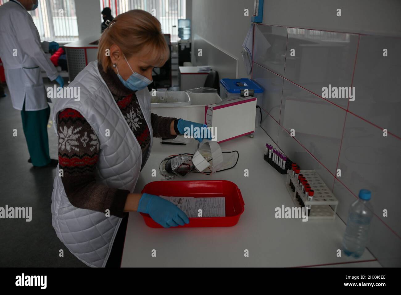 Kiew, Ukraine. 09. März 2022. Soldaten der territorialen Verteidigungskräfte und Feuerwehrleute in Kiew spenden Blut in einem Krankenhaus, da die Zahl der Opfer im Krieg zwischen Russland und der Ukraine weiter steigt. Kiew, Ukraine, 9. März 2022. (Foto von Justin Yau/Sipa USA) Quelle: SIPA USA/Alamy Live News Stockfoto