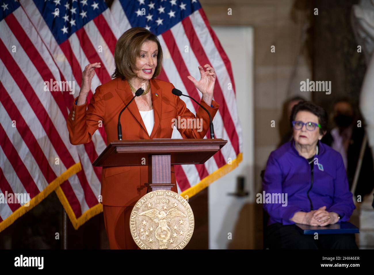 Washington, Vereinigte Staaten Von Amerika. 09. März 2022. Tennislegende Billy Jean King, rechts, hört zu, während die Sprecherin des Repräsentantenhauses der Vereinigten Staaten, Nancy Pelosi (Demokratin von Kalifornien), während eines jährlichen Events des Women's History Month, bei dem Billie Jean King und die Athleten anlässlich des 50.. Jahrestages von Titel IX geehrt werden, In der Statuary Hall im US Capitol in Washington, DC, Mittwoch, 9. März 2022. Quelle: Rod Lampey/CNP/Sipa USA Quelle: SIPA USA/Alamy Live News Stockfoto