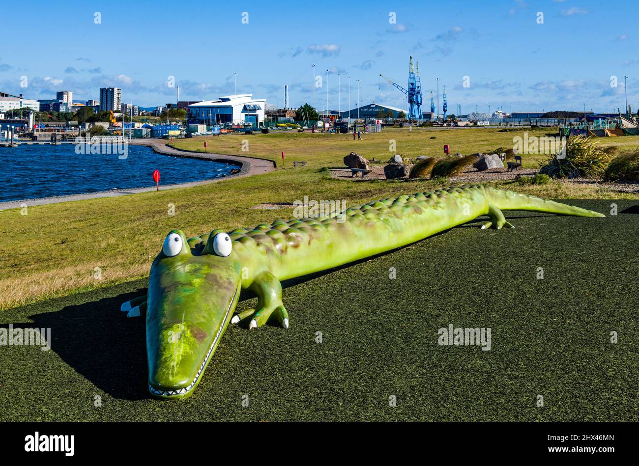 Cardiff Bay und das berühmte Roald Dahl enorme Krokodil an einem sonnigen Septembernachmittag Stockfoto