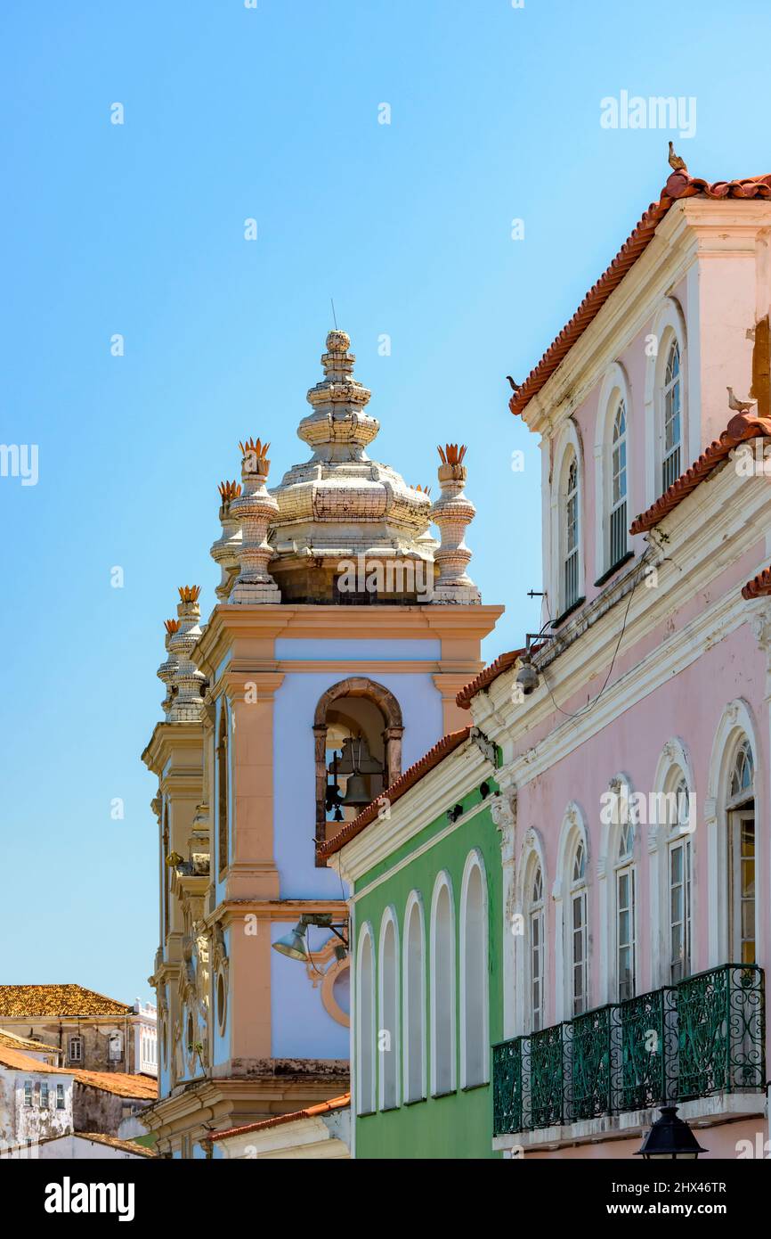 Farbenfrohe Hausfassaden mit Balkon und historische Kirchtürme im berühmten Viertel Pelourinhoin Salvador, Bahia Stockfoto