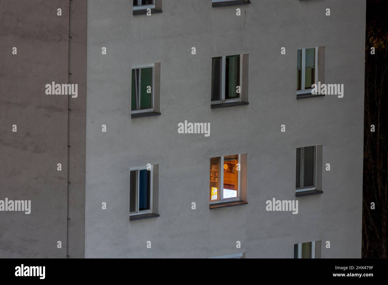 Wien, Wien: Wohnturm, Mehrfamilienhaus mit beleuchteten Fenstern in der Nacht 22. Donaustadt, Wien, Österreich Stockfoto