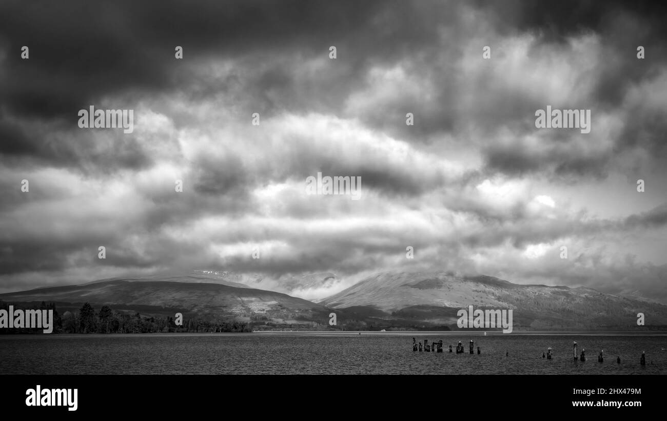 Ein dramatischer Panoramablick in Schwarz-Weiß auf Loch Lomond von Balloch in Schottland. Stockfoto