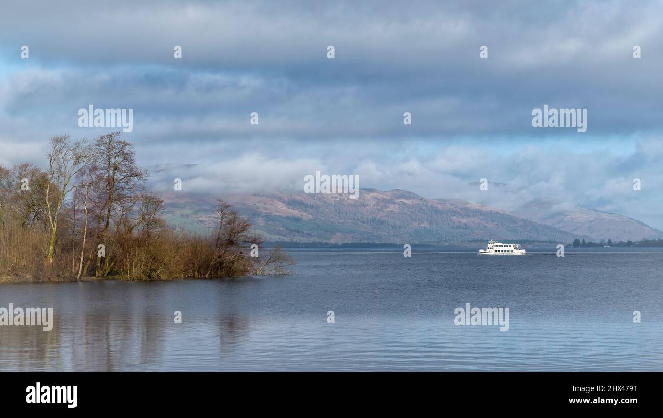 Ein Panoramablick auf Loch Lomond von Balloch in Schottland. Stockfoto