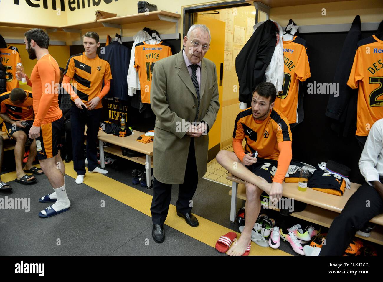 Der Fernsehmoderator Gary Newbon im Gespräch mit Adam Le Fondre in der Garderobe. Wolverhampton Wanderers gegen Blackburn Rovers bei Molineux 09/04/2016 - Sky Bet Championship Stockfoto