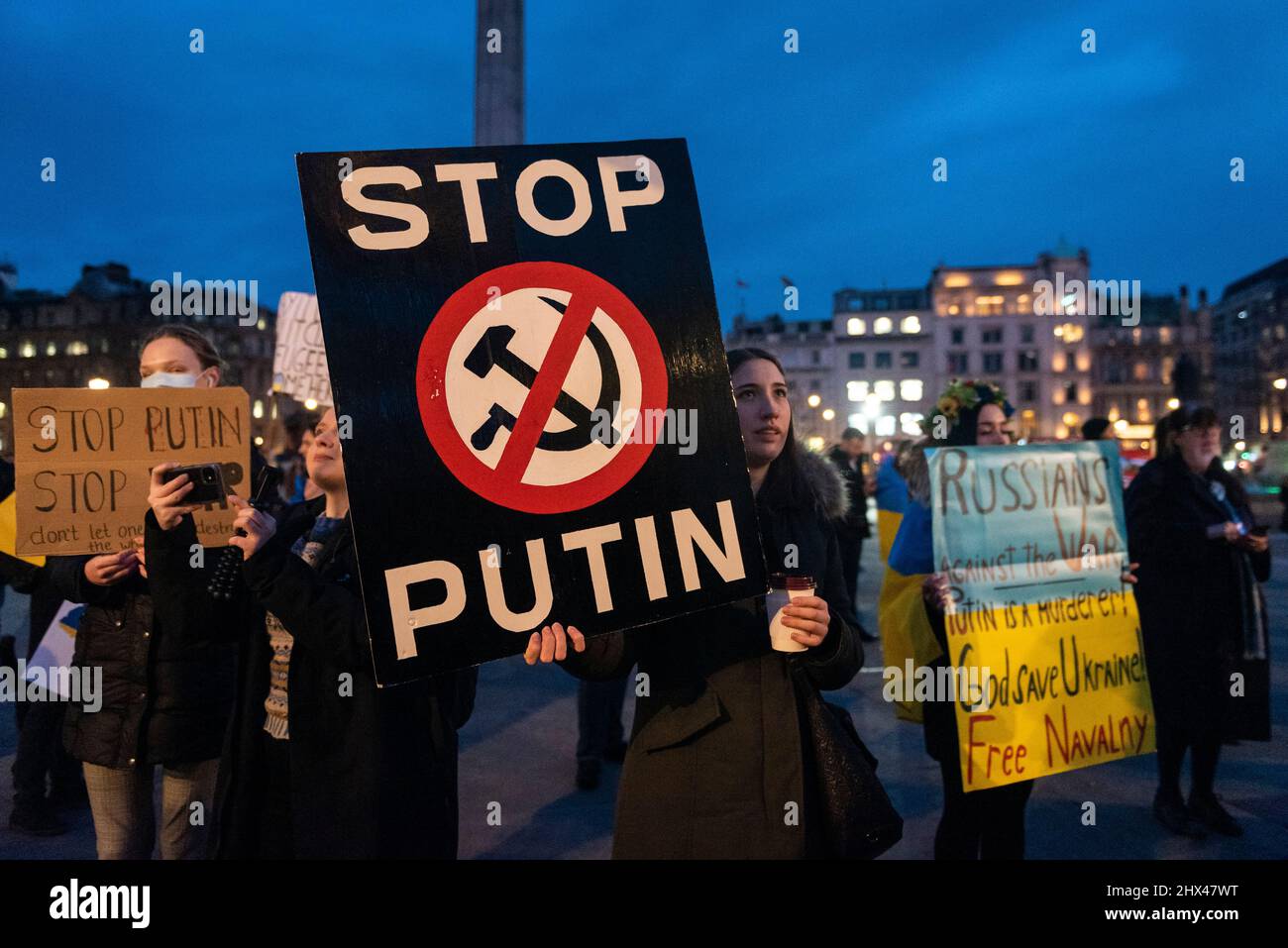 London, Großbritannien. 9. März 2022. Bei einem abendlichen Protest auf dem Trafalgar Square zeigen Demonstranten Solidarität mit der ukrainischen Bevölkerung. Die russische Invasion in der Ukraine dauert bis in den 14.. Tag an. Kredit: Stephen Chung / Alamy Live Nachrichten Stockfoto