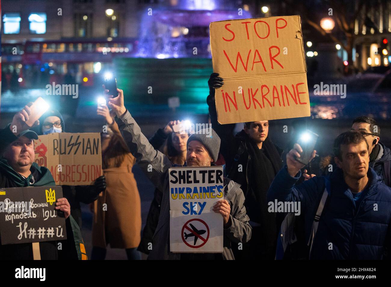 London, Großbritannien. 9. März 2022. Bei einem abendlichen Protest auf dem Trafalgar Square zeigen Demonstranten Solidarität mit der ukrainischen Bevölkerung. Die russische Invasion in der Ukraine dauert bis in den 14.. Tag an. Kredit: Stephen Chung / Alamy Live Nachrichten Stockfoto