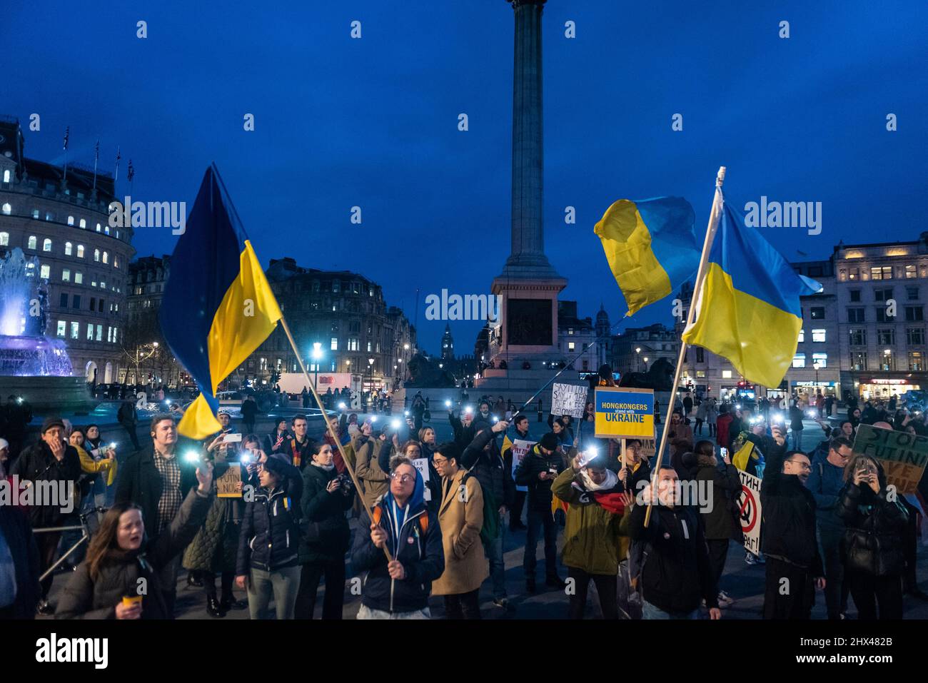 London, Großbritannien. 9. März 2022. Demonstranten, die ukrainische Flaggen schwenken, zeigen bei einem abendlichen Protest auf dem Trafalgar-Platz Solidarität mit den Menschen in der Ukraine. Die russische Invasion in der Ukraine dauert bis in den 14.. Tag an. Kredit: Stephen Chung / Alamy Live Nachrichten Stockfoto