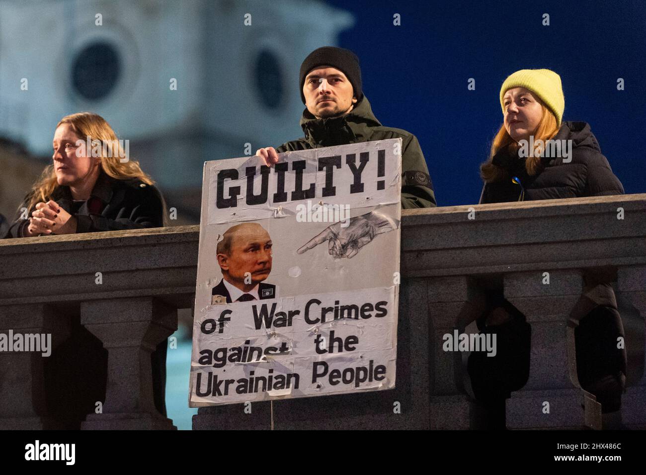 London, Großbritannien. 9. März 2022. Bei einem abendlichen Protest auf dem Trafalgar Square zeigen Demonstranten Solidarität mit der ukrainischen Bevölkerung. Die russische Invasion in der Ukraine dauert bis in den 14.. Tag an. Kredit: Stephen Chung / Alamy Live Nachrichten Stockfoto