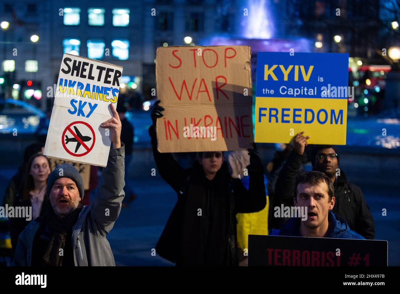 London, Großbritannien. 9. März 2022. Bei einem abendlichen Protest auf dem Trafalgar Square zeigen Demonstranten Solidarität mit der ukrainischen Bevölkerung. Die russische Invasion in der Ukraine dauert bis in den 14.. Tag an. Kredit: Stephen Chung / Alamy Live Nachrichten Stockfoto