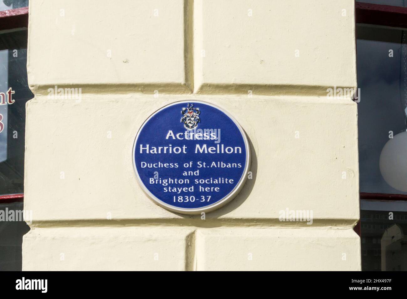 Blaue Gedenktafel in Brighton für Harriot Mellon, Herzogin von St. Albans. Stockfoto