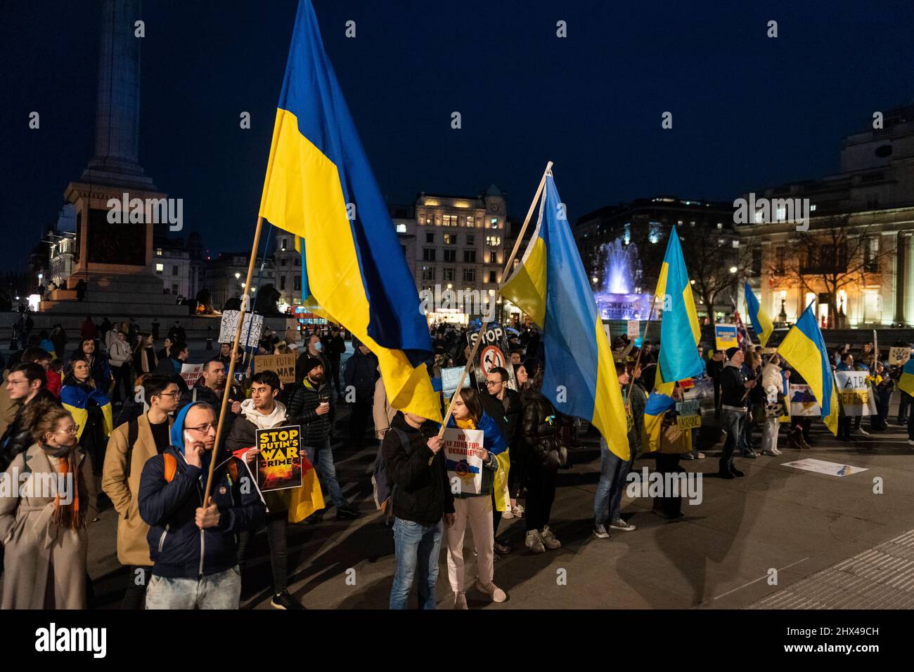London, Großbritannien. 9. März 2022. Demonstranten, die ukrainische Flaggen schwenken, zeigen bei einem abendlichen Protest auf dem Trafalgar-Platz Solidarität mit den Menschen in der Ukraine. Die russische Invasion in der Ukraine dauert bis in den 14.. Tag an. Kredit: Stephen Chung / Alamy Live Nachrichten Stockfoto