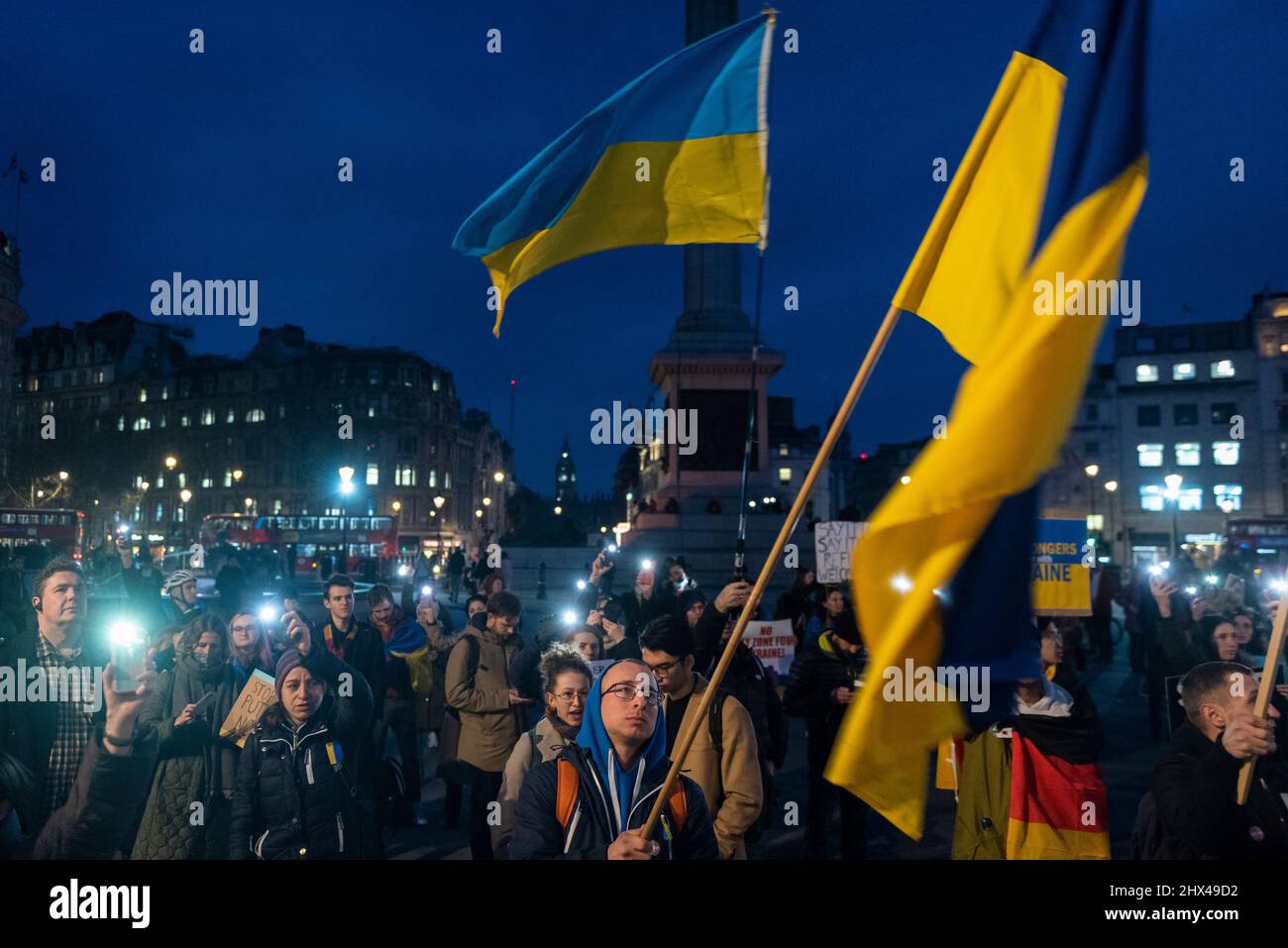 London, Großbritannien. 9. März 2022. Demonstranten, die ukrainische Flaggen schwenken, zeigen bei einem abendlichen Protest auf dem Trafalgar-Platz Solidarität mit den Menschen in der Ukraine. Die russische Invasion in der Ukraine dauert bis in den 14.. Tag an. Kredit: Stephen Chung / Alamy Live Nachrichten Stockfoto