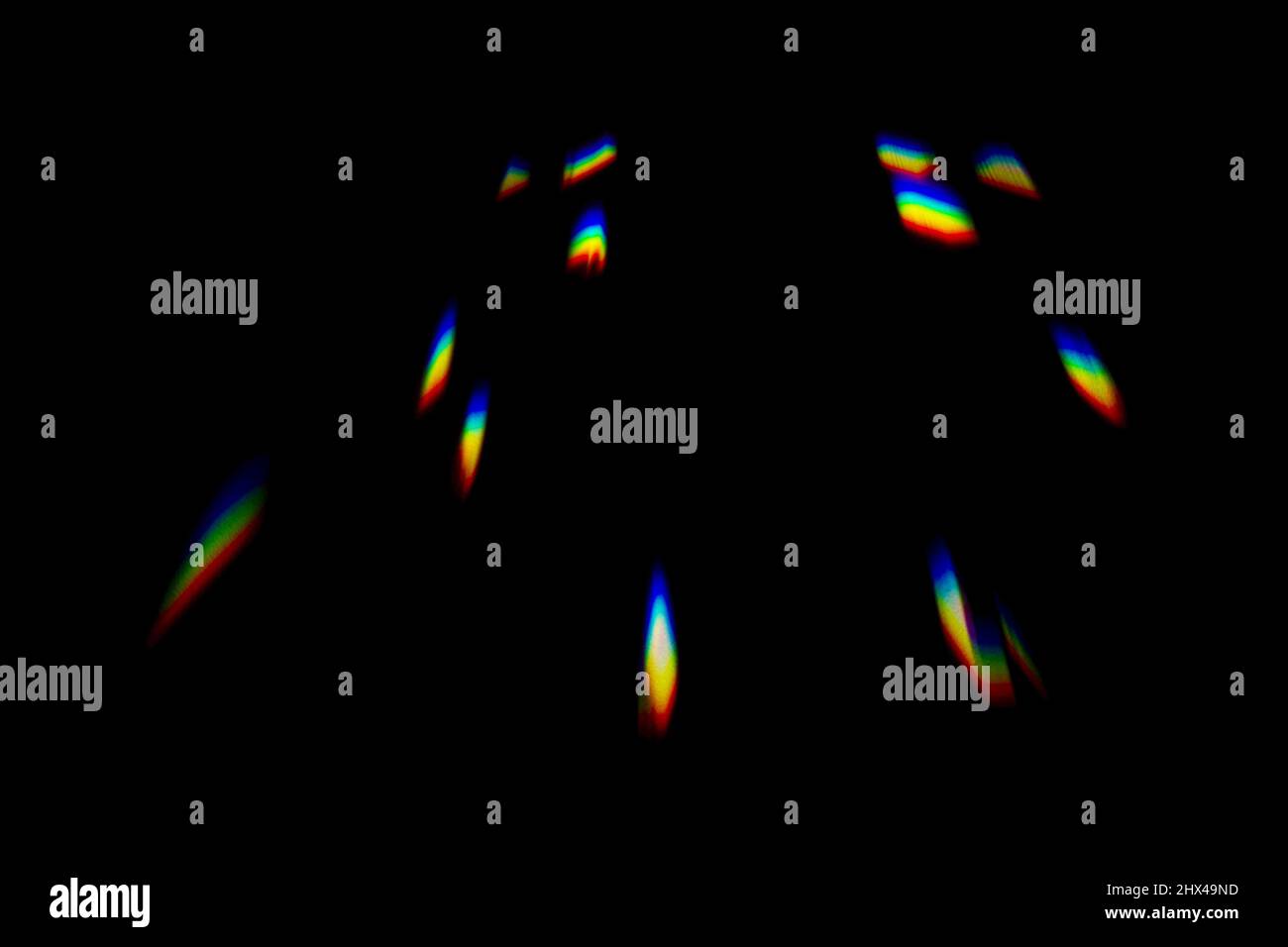 Isoliertes Bild auf schwarzem Hintergrund mit natürlichen Lichtern des Spektralgradienten. Stockfoto