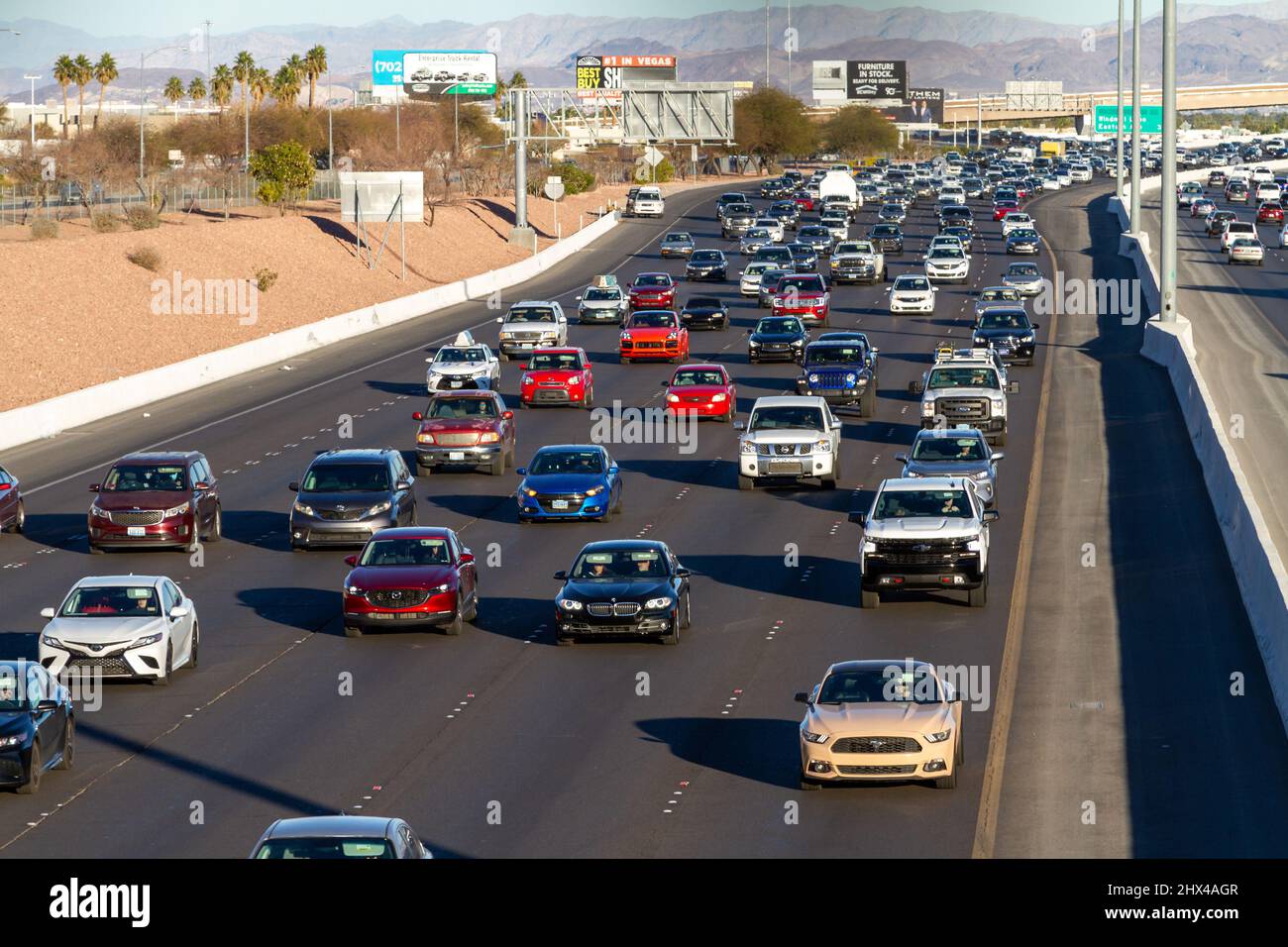 Las Vegas, NV, USA – 17. Februar 2022: Starker Autobahnverkehr am Nachmittag auf der Interstate 215 in Las Vegas, Nevada. Stockfoto