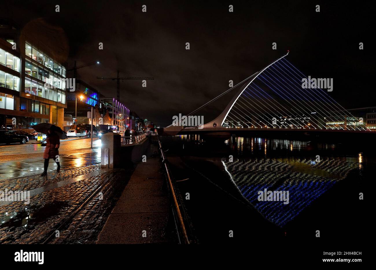 Die Samuel Beckett Bridge im Zentrum Dublins zeigt die Farben der ukrainischen Flagge als Beweis der Unterstützung. Mehr als 2.500 ukrainische Flüchtlinge sind bereits in Irland angekommen, ein Drittel davon sind Kinder. Bilddatum: Mittwoch, 9. März 2022. Stockfoto