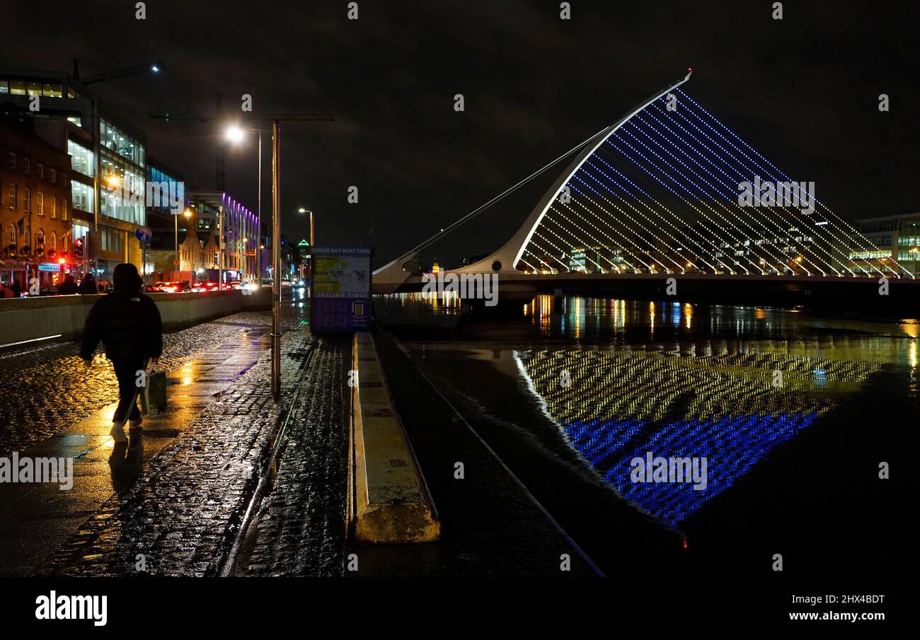 Die Samuel Beckett Bridge im Zentrum Dublins zeigt die Farben der ukrainischen Flagge als Beweis der Unterstützung. Mehr als 2.500 ukrainische Flüchtlinge sind bereits in Irland angekommen, ein Drittel davon sind Kinder. Bilddatum: Mittwoch, 9. März 2022. Stockfoto