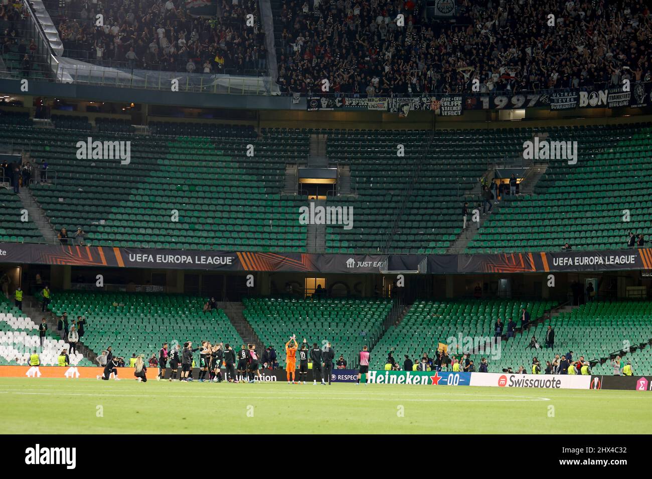 Sevilla, Spanien. 09. März 2022. Fußball, Europa League, K.O.-Runde, 16. Runde, erste Etappe, Betis Sevilla - Eintracht Frankfurt, Estadio Benito Villamarin: Eintracht-Spieler feiern ihren Sieg mit ihren Unterstützern. Kredit: Daniel Gonzalez Acuna/dpa/Alamy Live Nachrichten Stockfoto