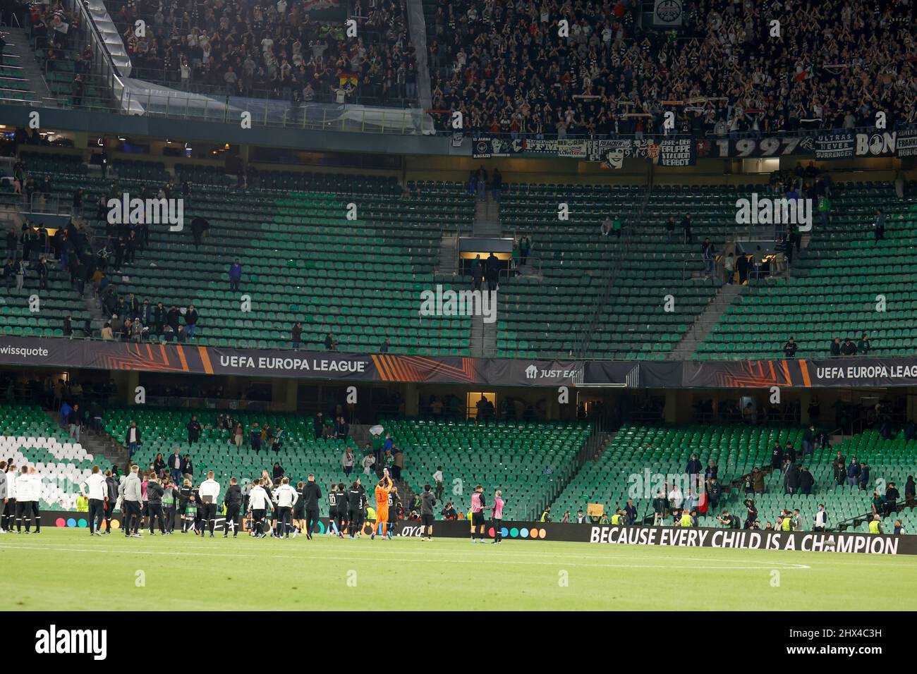 Sevilla, Spanien. 09. März 2022. Fußball, Europa League, K.O.-Runde, 16. Runde, erste Etappe, Betis Sevilla - Eintracht Frankfurt, Estadio Benito Villamarin: Eintracht-Spieler feiern ihren Sieg mit ihren Unterstützern. Kredit: Daniel Gonzalez Acuna/dpa/Alamy Live Nachrichten Stockfoto