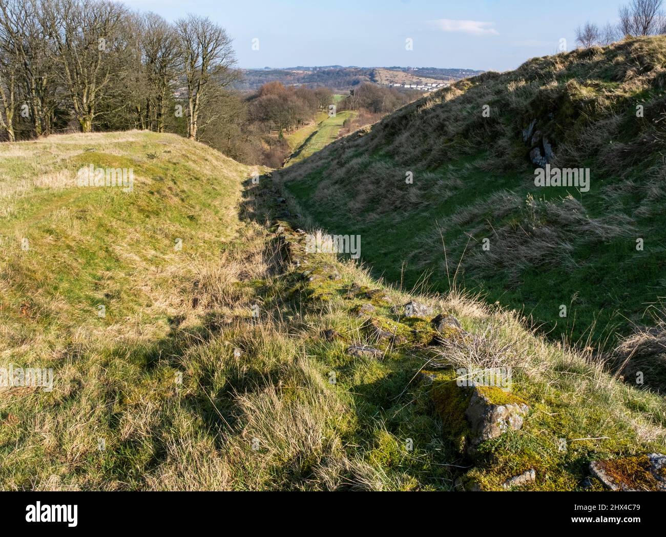 Blick nach Osten entlang der Antonine Wall von Bar Hill, Twechar in der Nähe von Glasgow, Zentralschottland. Stockfoto