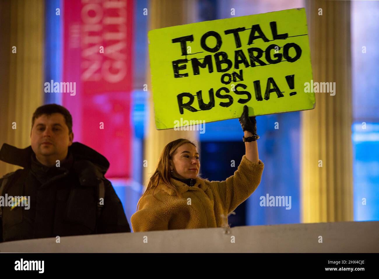 London, England, Großbritannien. 9. März 2022. Demonstranten demonstrieren auf dem Trafalgar Square gegen die russische Invasion in der Ukraine. (Bild: © Tayfun Salci/ZUMA Press Wire) Stockfoto