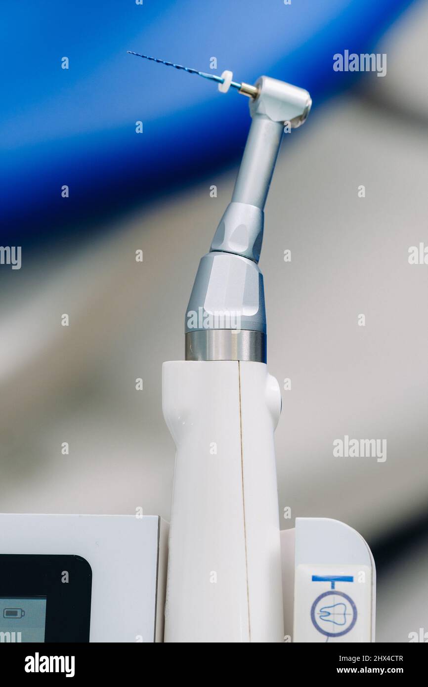 Zahnärztliche Ausrüstung in der Zahnarztpraxis für Wurzelbehandlung. Nahaufnahme, Endomotor. Stockfoto