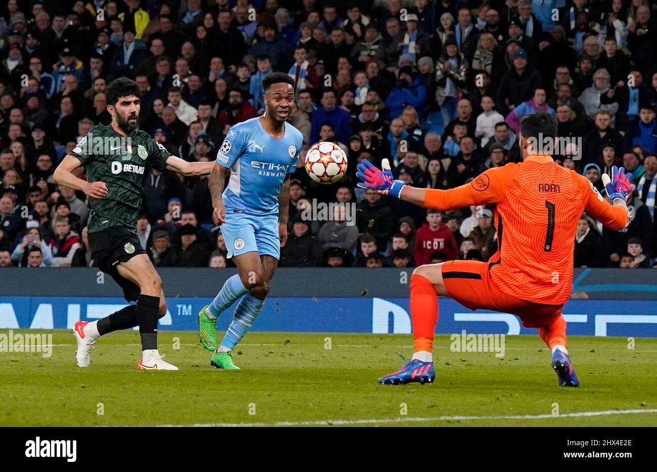 Manchester, England, 9.. März 2022. Antonio Adan von Sporting Lisbon stellt sich gegen Raheem Sterling von Manchester City und rettet sich während des UEFA Champions League-Spiels im Etihad Stadium, Manchester. Bildnachweis sollte lauten: Andrew Yates / Sportimage Stockfoto