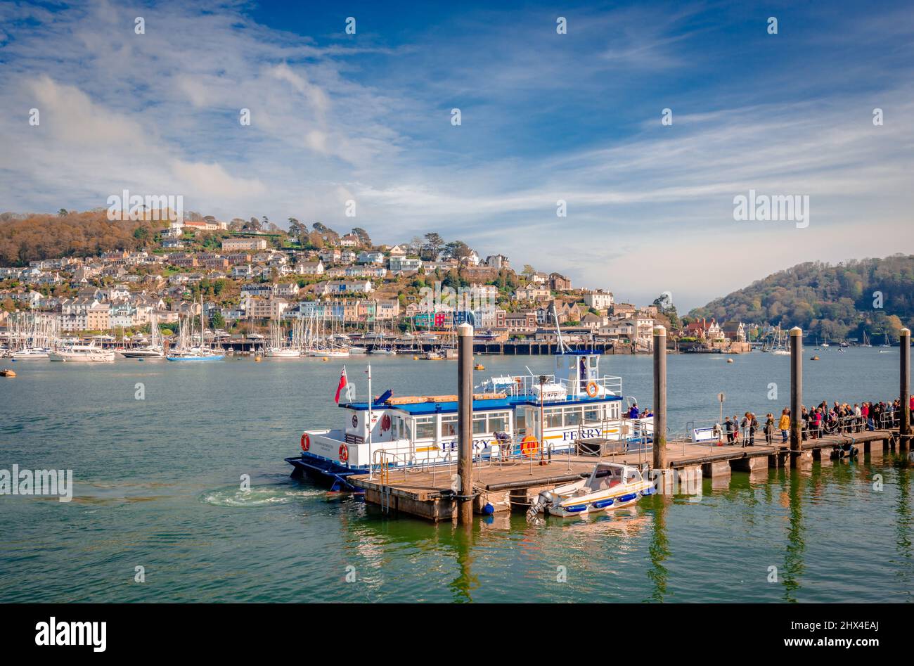 Die Passagiere sind bereit, die Fähre am North Embankment Terminal in Dartmouth zu besteigen. Kingswear liegt im Backgorund. Stockfoto