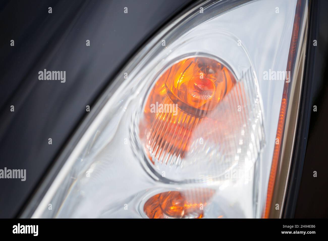 Scheinwerfer eines modernen repräsentativen Auto Nahaufnahme mit moderner Optik Stockfoto