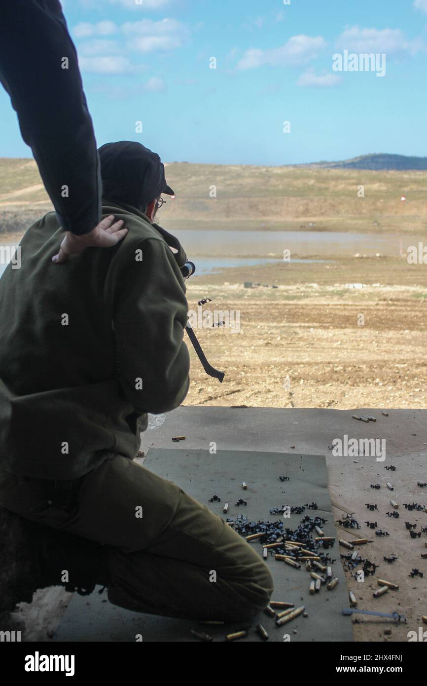 Ein Soldat feuert ein Maschinengewehr hohe Qualität Stockfoto