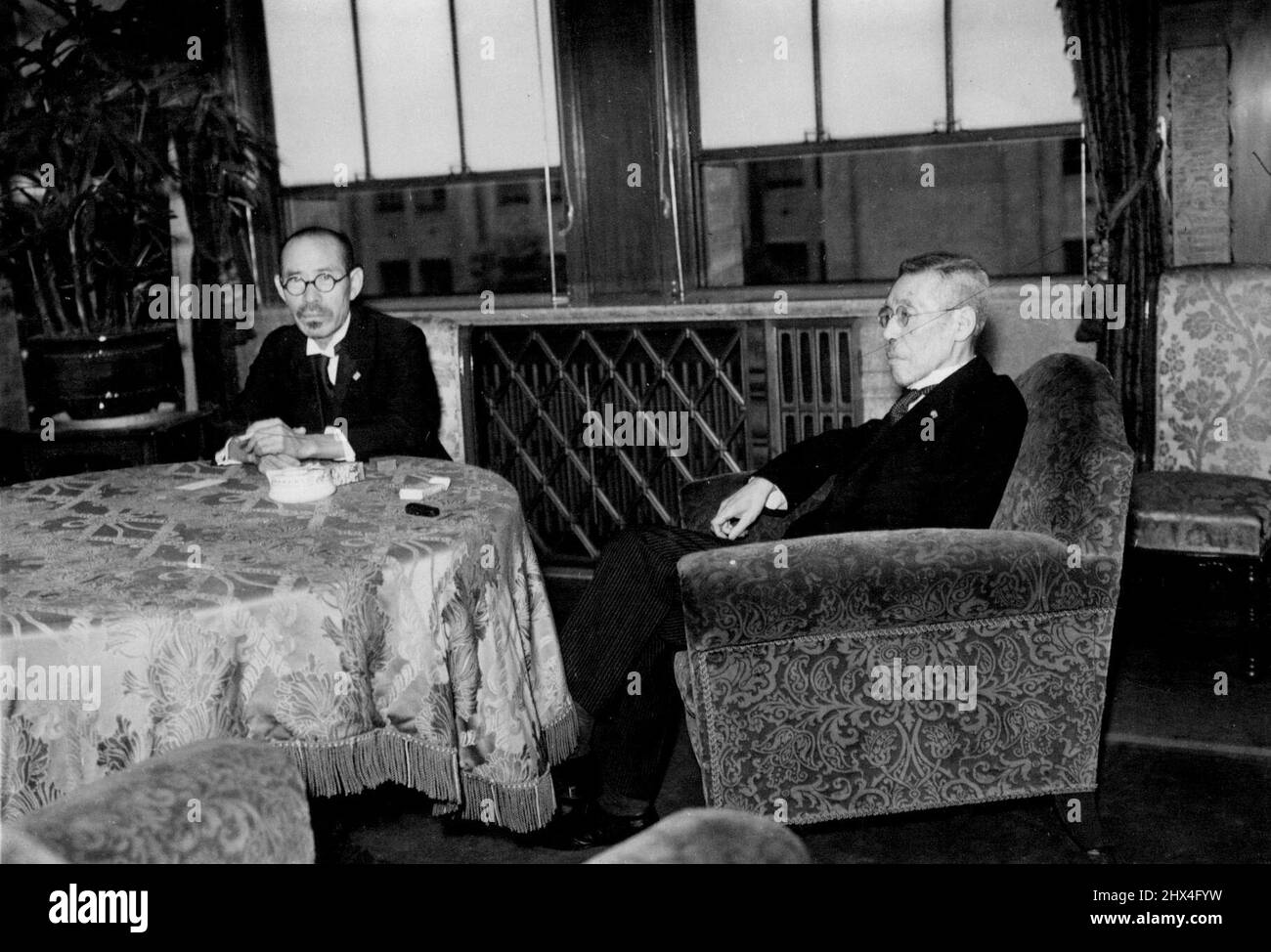 Alt und Neu -- Neuer Innenminister Harumiti Tanabe, links, mit Baron Kiichiro Hiranuma. Heute fand in verschiedenen Ministerien eine Übertragung der Geschäfte zwischen den neuen und den scheidenden Staatsministern statt. 19. Juli 1941. (Foto von Domei News Photos Service). Stockfoto