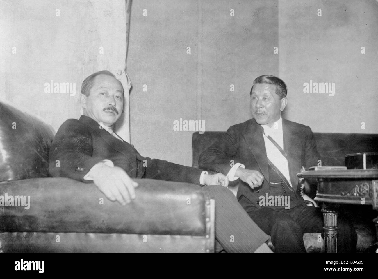 Der neu ernannte Außenminister Koki Hirota, ehemaliger Premierminister (rechts), wird heute Morgen mit Naotake Satou, Außenminister im Hayashi-Kabinett, als Amtsübernahme des Außenministers in der offiziellen Residenz gesehen. 5. Juli 1937. (Foto vom Domei News Photos Service). Stockfoto