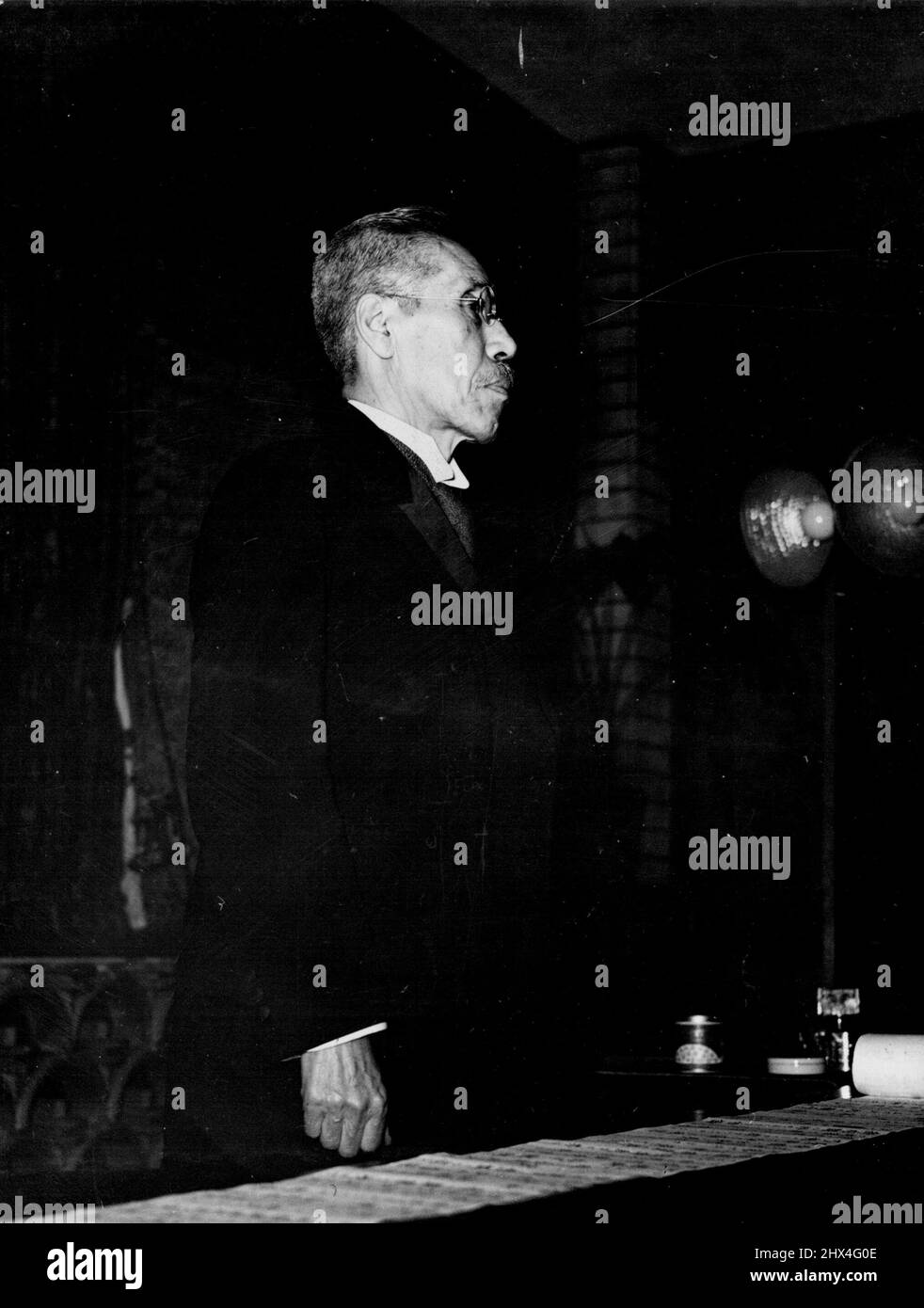 Neuer Premier Sendet Erste Botschaft An Die Nation -- Vor dem Mikrophon spricht hier, im offiziellen Wohnsitz des Premierministers, der 73-jährige Premierminister Kiichiro Hiranuma, der seine erste Sendung an die Nation sendet."Ich beabsichtige ausschließlich," sagte er, "das System der allgemeinen Mobilisierung der Nation zu intensivieren, um die Regierungspolitik für Innen- und Außenpolitik durchzusetzen." Dies zu stillen früheren Gerüchten über eine mögliche faschistische Tendenz: 'Ich werde jedoch keine der herkömmlichen Tracks betreten, noch etwas versuchen, das den Anschein hat, neu zu sein.' 7. Januar 1939. (Foto von Japan Photo Li Stockfoto