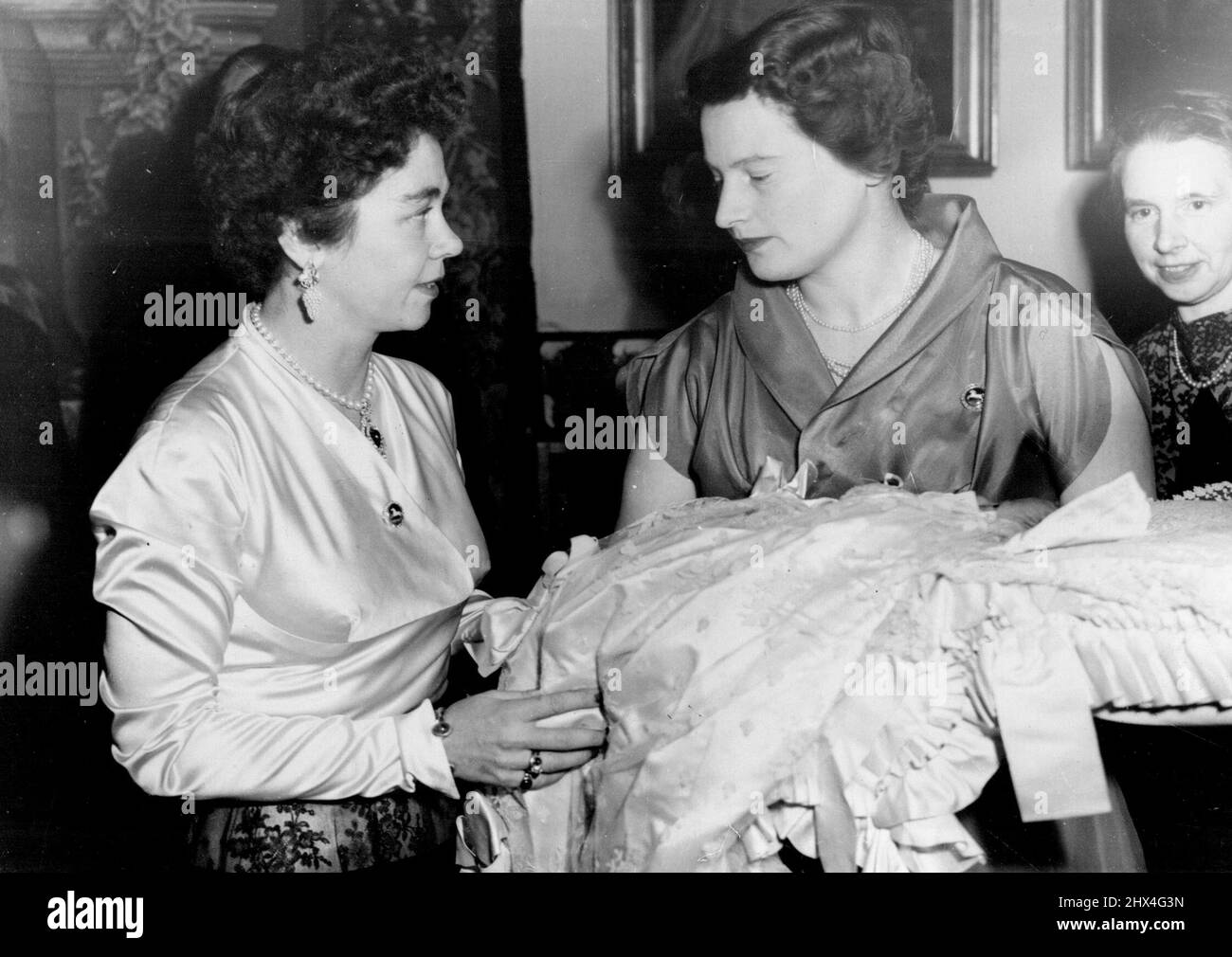 Königin von Griechenland ist Pate - Königin Frederika von Griechenland (links), mit Prinzessin Ortrud von Sonderburg-Gluecksburg, die ihre sechswöchige Tochter, Prinzessin Frederika Louise, in der Hand hält, Der auf Schloss Marienburg, Residenz des Herzogs von Braunschweig, des Vaters der Königin Frederika und des Fürsten Ernst August von Hannover, Vater des Kindes, getauft wurde. Königin Frederika, die im Herbst 1951 bei der Hochzeit ihres Bruders Prinz Ernst August mit Prinzessin Ortrud die letzte in Deutschland war, war die Patin des Kindes. 8. Januar 1953. Stockfoto