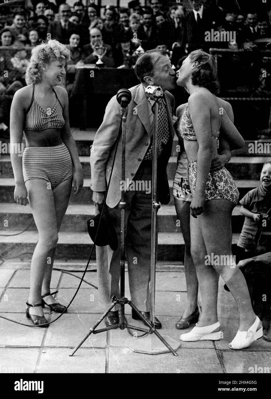 ***** Wieder dieser Mann! Beliebtes Tommy Handley, Großbritanniens ***** Wie man eine gute Nebendarsteller wählt!Tommy war Richter bei ***** London - und er ist sicher in die Stadt gegangen!Gewinner war die blonde Joyce Broomen, aber zu der Zeit, als die ITMA mit dem Knacken von Richtern fertig war, sorgte sich niemand sehr... Tommy Handley hatte sich schon vor langer Zeit für den Gewinner des Parliament Hill Fields Lido, London, Schönheitswettbewerbs entschieden - aber lass ihn seinen Spaß haben!der englische Komiker Tommy Handley, der bei australischen Radiohörern bekannt ist, fällt es schwer, kürzlich den Gewinner eines Schönheitswettbewerbs in London auszuwählen. Stockfoto