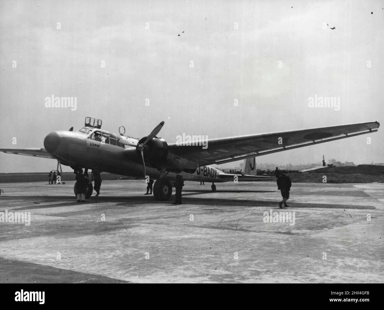 Japan zu Felicitate Royal Wedding in Teheran mit Bote of Air... Die „Soyokaze“, Zyphyr. (No1). Die „Soyokaze“ (Zephyr), die von der japanischen Flugzeugfirma gebaut wurde, soll nach Teheran, der Hauptstadt des Iran, geschickt werden, wo die Ehe von S.R.H. Kronprinz Mohammed Reza Sha Pahlavi und S.R.H. Prinzessin Fawzieh von Ägypten abgehalten wird, Mit Geschenken vom Kaiserlichen Hof und Botschaften der Staatsminister an den Königlichen Hof des Iran. 3. April 1939. (Foto vom Domei News Photos Service). Stockfoto