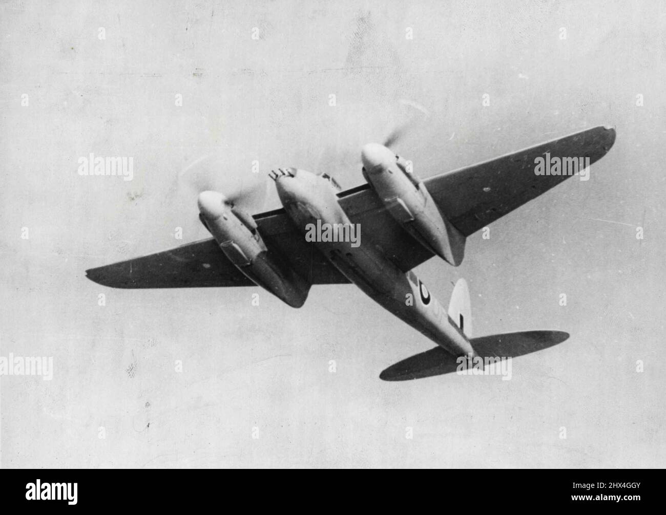 Die R.A.F. Moskito -- Mark 11 (Fighter Intruder) -- Moskito im Flug. Dieses Bild zeigt die R.A.F. Mücke, Mark 11 eine neue Version des leichten Mosquito-Bombers, jetzt als Kämpfer und Eindringling im Einsatz. 14.Mai 1943. (Foto von British Official Photograph). Stockfoto