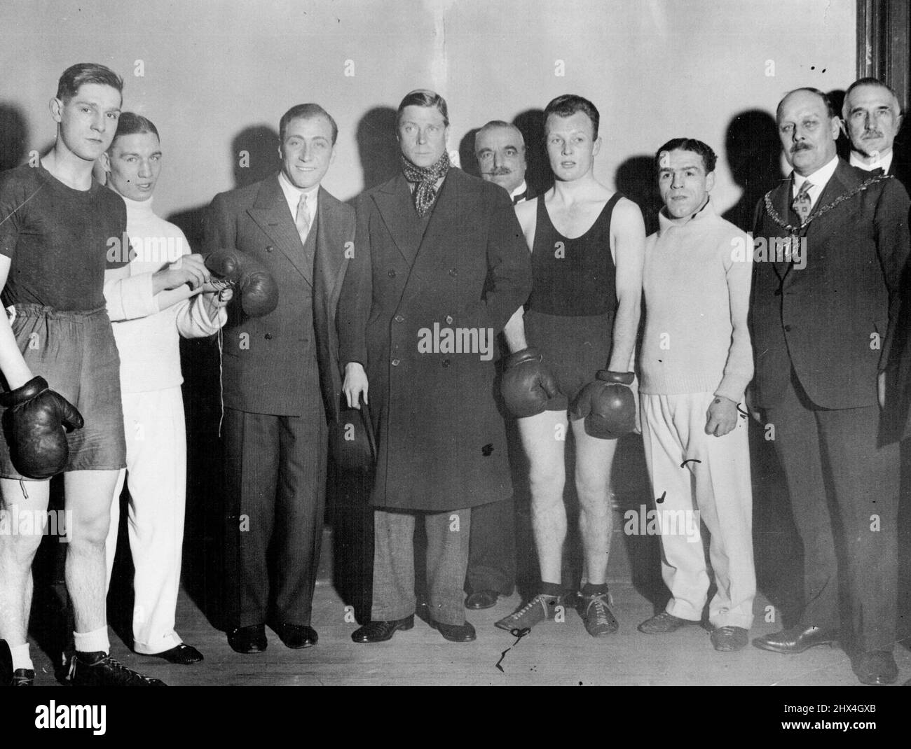 Prince of Wales nimmt am Amateur Boxing Turnier in West Ham Teil. Der Prinz von Wales war beim Amateur-Boxturnier in der Public Hall, West Ham, London, anwesend, um den Krankenhäusern St. Mary's Plaistow und St. Bartholomews zu helfen. Foto zeigt: Der Prinz von Wales beim Spiel, mit einigen Boxern. 17. November 1931 Stockfoto