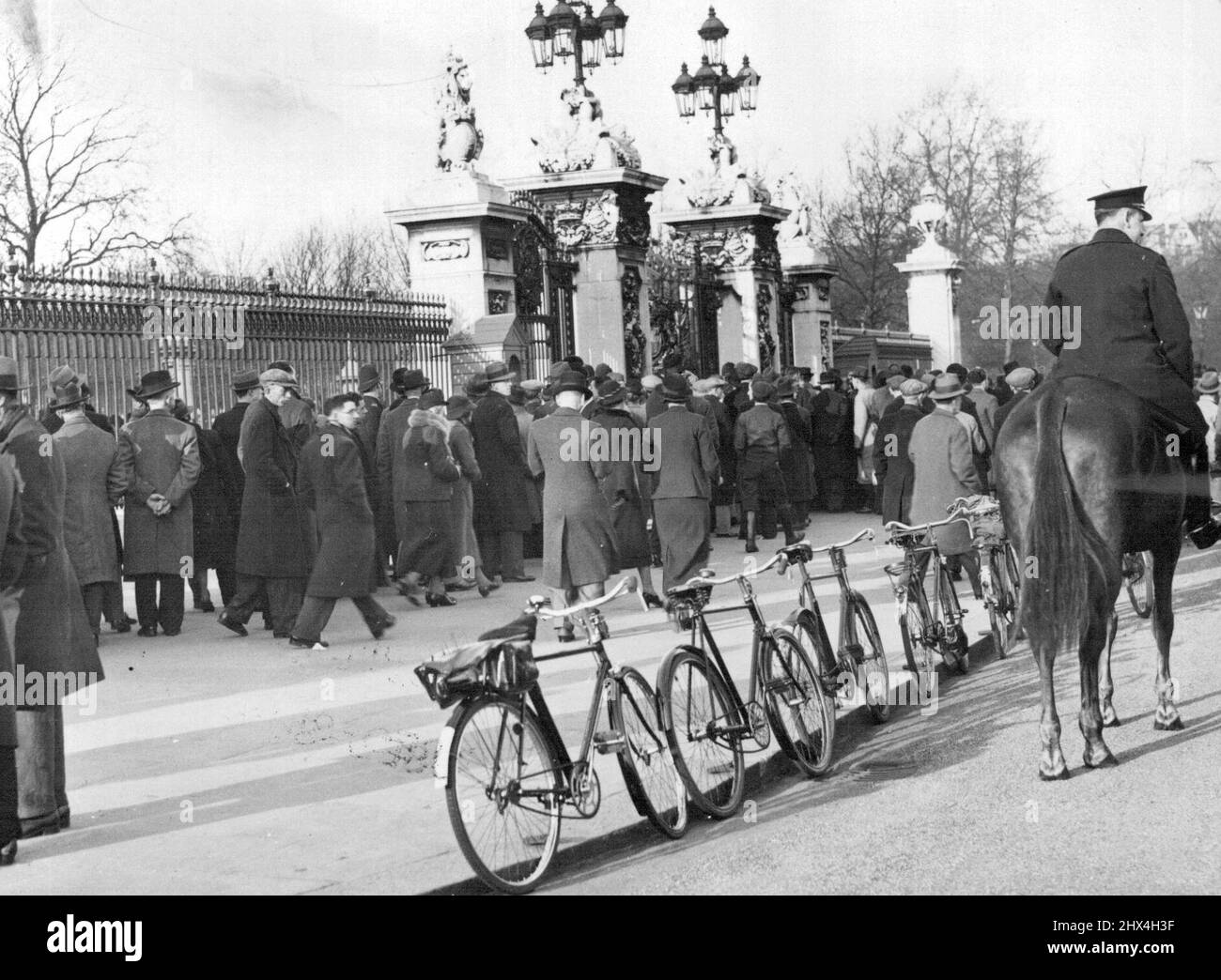 Die Verfassungskrise. Kabinettssitzung um 10 Uhr aufgerufen. Downing Street, London, Sonntag, 6.. Dezember. Menschenmengen, die auf Veranstaltungen warten, liegen außerhalb des Buckingham Place. 23. Dezember 1936. (Foto von Sport und General Press Agency Ltd). Stockfoto