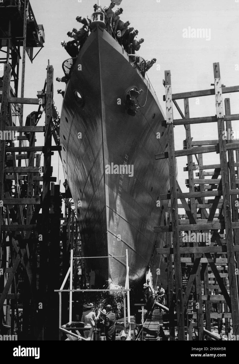 Ein weiteres Schiff für die Royal Australian Navy, der Zerstörer der Tribal-Klasse HMAS Warramuna, wurde am Samstag von Mrs. F.M. auf einer NSW Dockyard gestartet Forde, Ehefrau des stellvertretenden Premierministers (Hr. Forde). Hoch über der offiziellen Plattform thront HMAS Warramuna, die neueste Ergänzung der Royal Australian Navy, die von Mrs. Forde gestartet wird, die auf der Plattform mit Mr. N. Frazer (Managing Director des Unternehmens, das das Schiff gebaut hat) gezeigt wird. 08. Februar 1942. Stockfoto