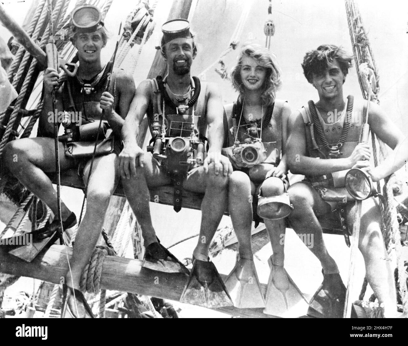 Unter Dem Roten Meer. Die Abenteuer am Roten Meer sind Leo Rohrer, Dr. Hans Hass, seine Sekretärin, Lottie Berl und Jerry Weidler, an Bord ihres Hauptquartierschiffes „El Chaora“. Ihre Heldentaten unter dem Meer werden in Sol Lessers aufregendem neuen Abenteuerfilm „unter dem Roten Meer“ für die RKO Radio-Distribution zu sehen sein. Die Tauchparty, die die umfangreichen Forschungen unter dem Roten Meer - Leo Rohrer, Dr. Hass, Frau Hass, Jerry Weidler - im Ausland das Mutterschiff durchführte. 25. Februar 1953. Stockfoto