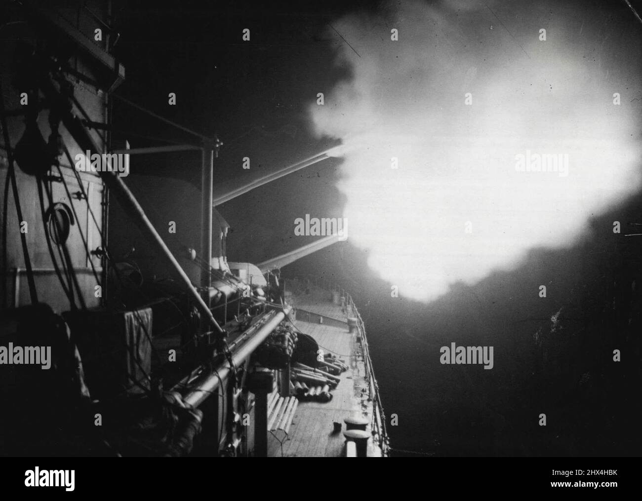 Die Bombardierung der britischen Marine hilft 5.. Armee auf Garigliano - Aktionsbilder - Bombardierung feindlicher Straßen und Positionen, die von der Torrest nach vorne in der Nacht durchgeführt werden. Am 18.. Und 19.. Januar 1944 fand eine Marineoperation zur Unterstützung des Brutes der Fünften Armee über den Fluss Garigliano statt, als E.M. Kreuzer und Zerstörer Ziele auf den Feind in Littoral, nordwestlich der Flussmündung, bombardierten. Lesen Sie Admiral J.N. Mansfield, D.S.C., hatte gerade die Nachfolge von Read Admiral C.H.J. Harcourt unter dem Kommando einer Kreuzergeschwader. 08. Februar 1944. (Foto von British Official Photograph). Stockfoto