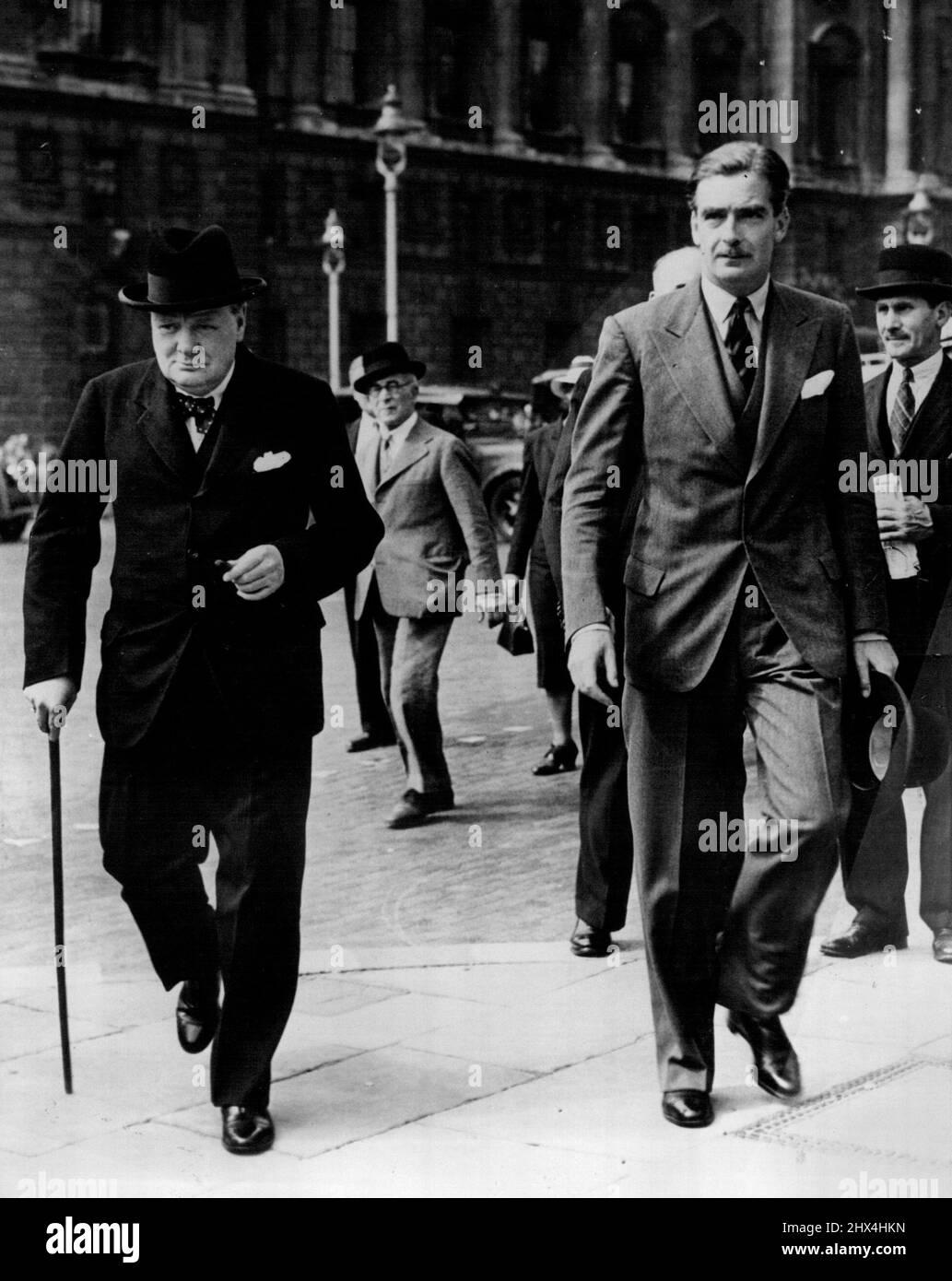 Churchills Mission: Churchill (F) - die Geschichte wiederholt sich, als Winston Churchill die Zügel der englischen Regierung als Premierminister übernimmt. Seine rechte Hand, jetzt wie in den Kriegsjahren, ist der dappige Anthony Eden, Außenminister. 23. Dezember 1951. (Foto von International News Photos) Stockfoto