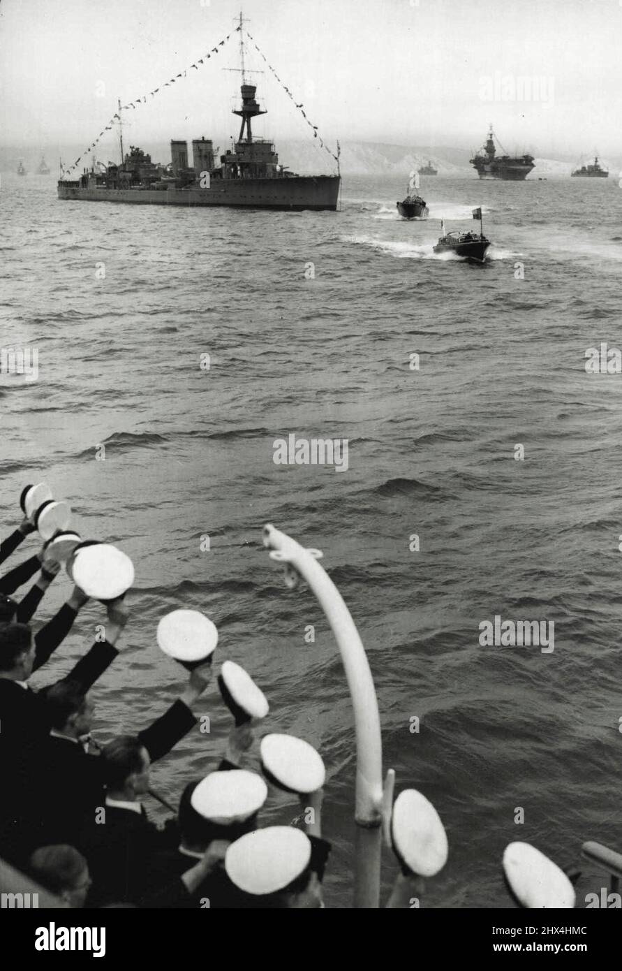 Der König reviews die britische Reserveflotte in Weymouth Bay - die königliche Barge, mit dem König an Bord, vorbei an H.M.S. Caradoc während der Inspektion der Reserveflotte durch den König in Weymouth Tag heute, 9. August. Beachte die Männer auf H.M.S. Dunedin, unten links, jubelte dem König, als sich die Royal Barge nähert.die königliche Überprüfung der britischen Reserveflotte, die in Weymouth Bay erstellt wurde, fand heute statt. August 9. Der König kam heute Morgen um 10 Uhr aus Schottland, wo sich der Hof im Schloss Balmoral befindet, an und ging sofort in die königliche Barge für den Royal Yacht Vict Stockfoto