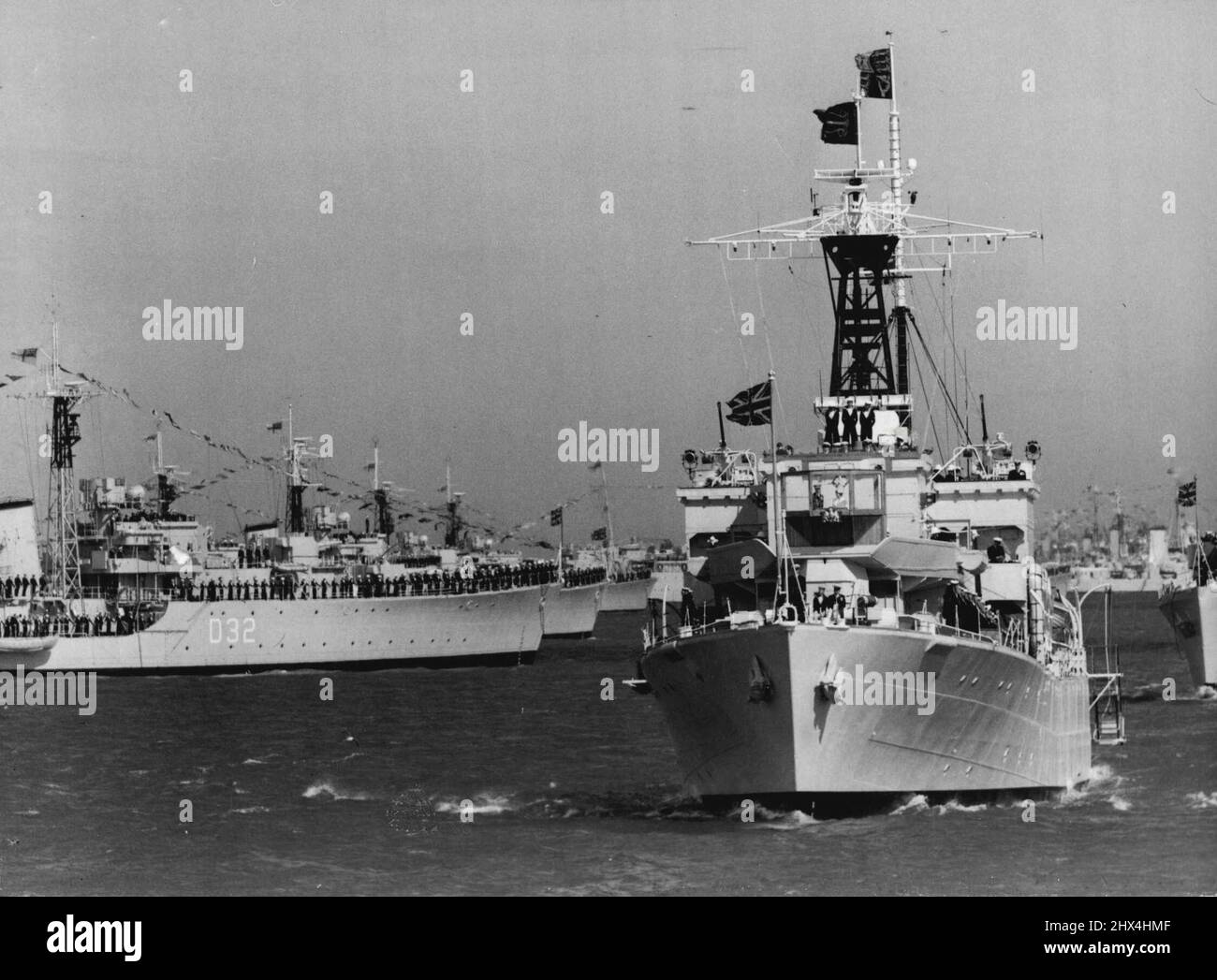 Queen sieht ihre Schiffe Seeleute säumen die Decks britischer