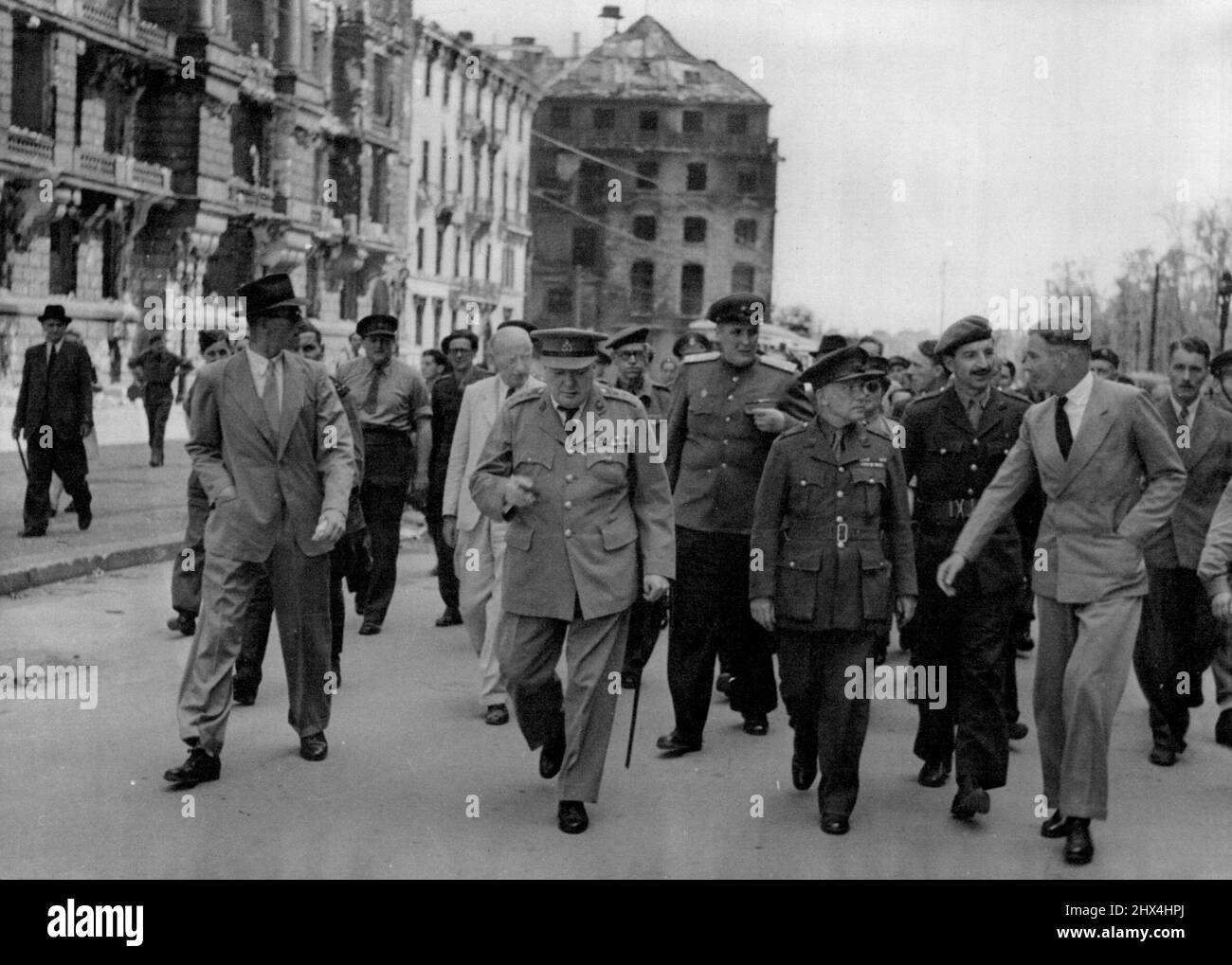 Churchill sieht Berliner Ruinen - Mr. Churchill und Beamte, besuchen die Ruinen von Berlin. Mr. Churchill, begleitet von seiner Tochter Mary und Mr. Eden. Tourte ruiniert Berlin bei der Ankunft für die 3-Macht-Konferenz. Die Partei sah die Ruinen des Reichstags, der Kanzlerei und Hitlers Unterschlupf in den Kanzlergärten. 20. Juli 1945. Stockfoto