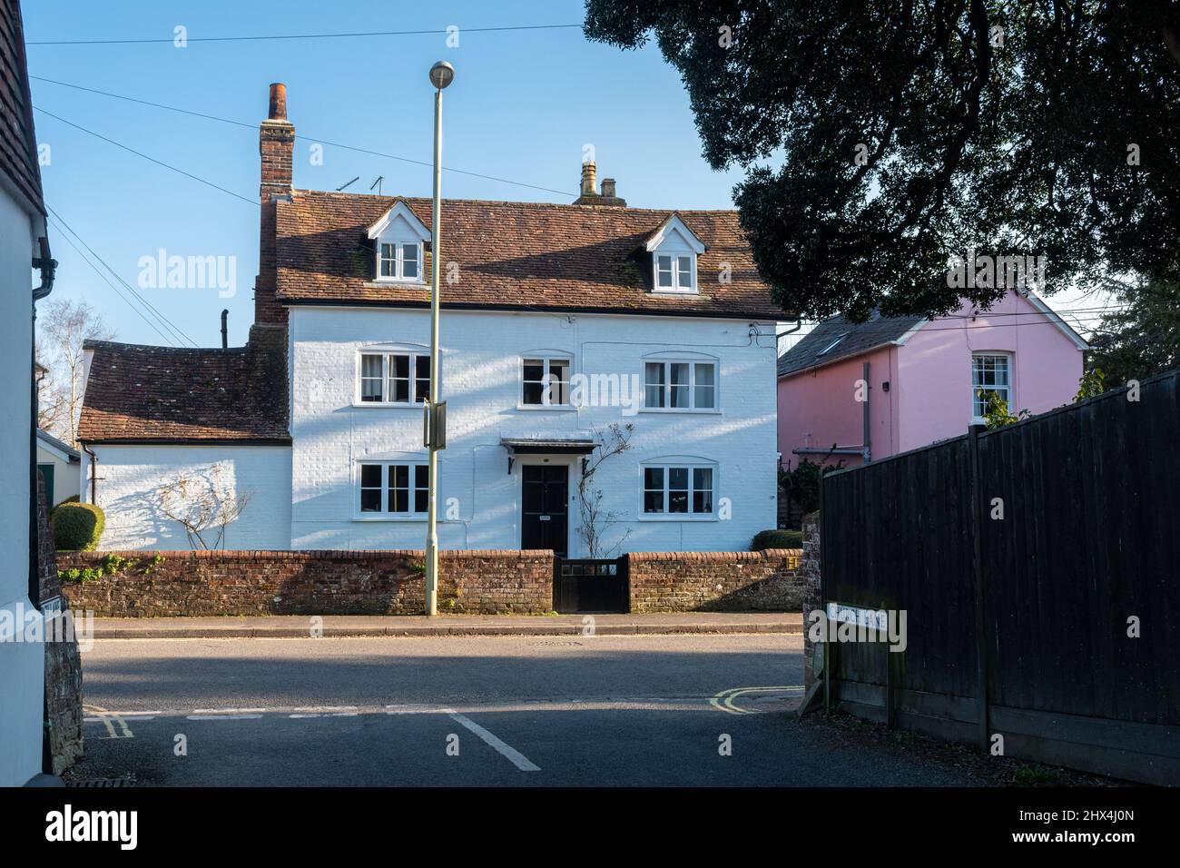 Häuser in Holybourne, einem hübschen Dorf in Hampshire, England, Großbritannien, an einem sonnigen Frühlingstag mit blauem Himmel Stockfoto