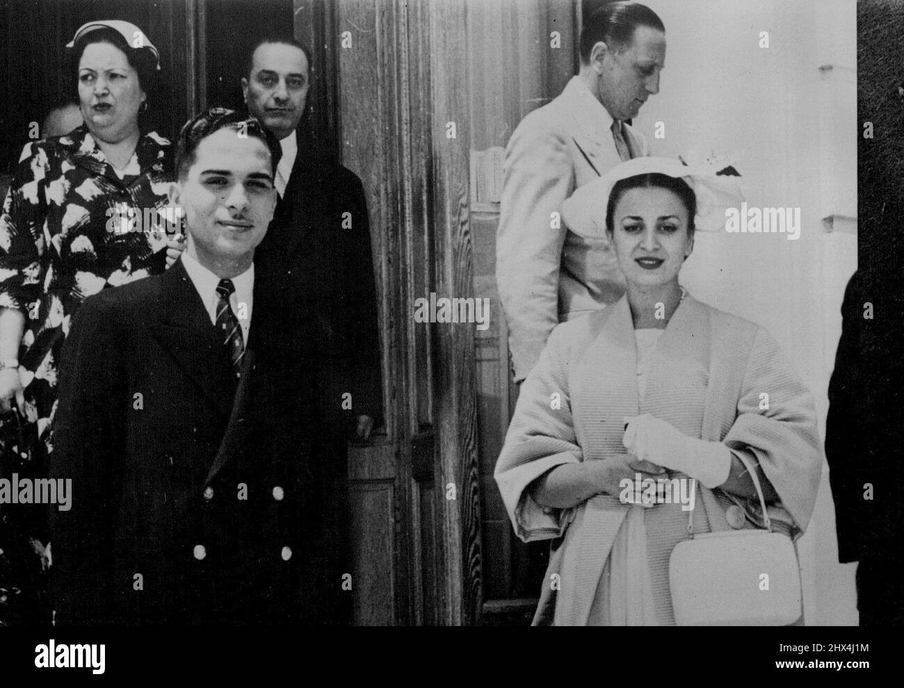 Der König Und Die Königin Von Jordanien An Der Riviera. -- König Hussein von Jordanien mit Königin Dina, die ihr Hotel in Nizza verließ, wo sie einen kurzen Aufenthalt auf ihrem Weg von Amman nach Spanien für einen dreiwöchigen Besuch als Gäste von General Franco machten. 08. Juni 1955. (Foto von Sport und General Press Agency Limited). Stockfoto