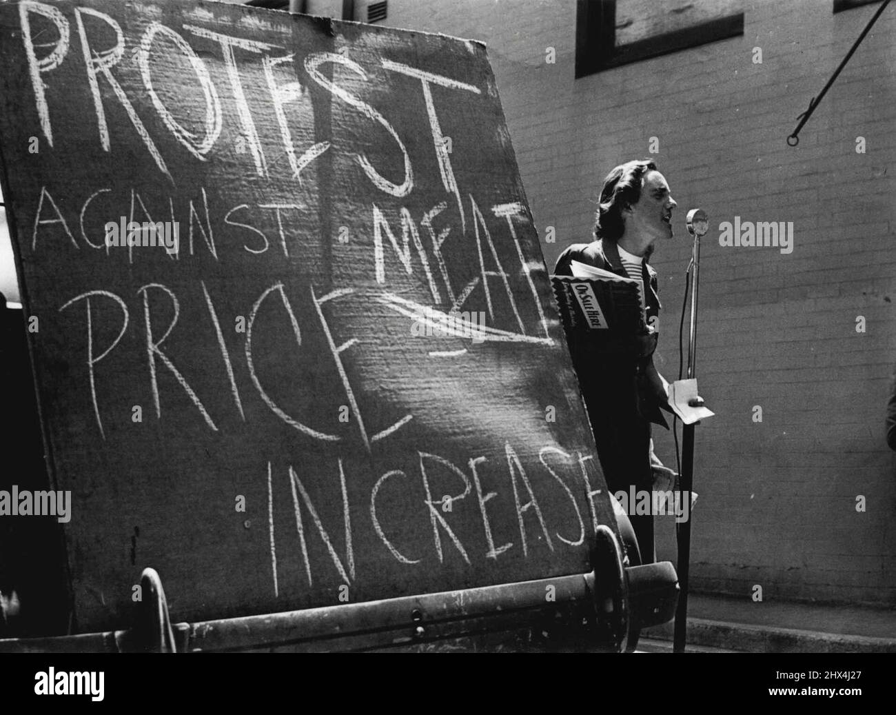 Ein Protesttreffen gegen den jüngsten Anstieg des Fleischpreises wurde gestern von der Polizei in Newtown zerstreut. Sie, die Hausfrauen von Newtown, suchten Unterschriften für eine Petition, die an den Premierminister Chiefley geschickt werden sollte. 07. November 1946. Stockfoto