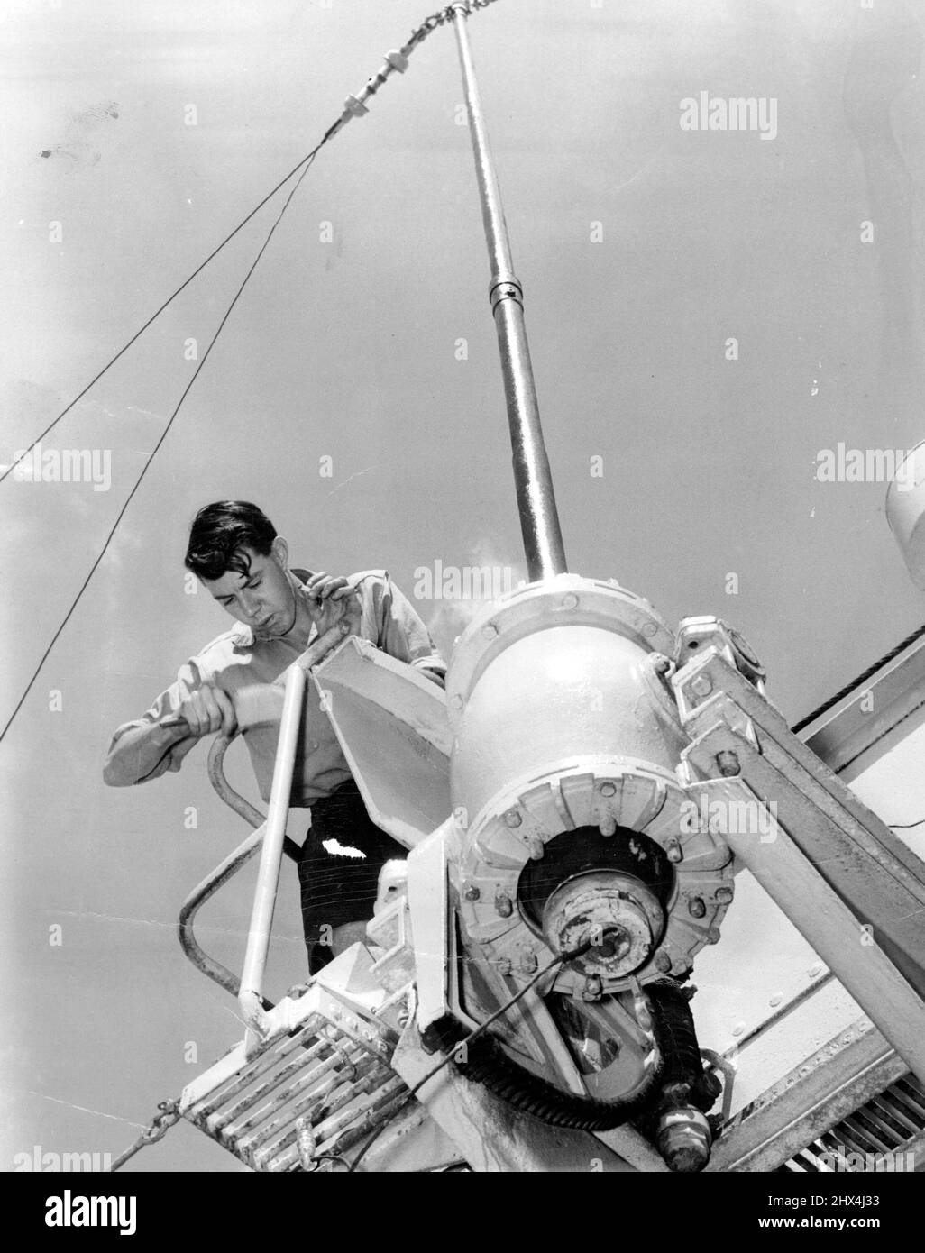 Maler. AB. F.O. Clouton beendet seine Aufgabe auf der Funkantenne. Die Hubgerüste können während des Flugbetriebs in eine horizontale Position abgesenkt werden. 11. Januar 1950. Stockfoto